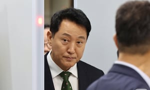 오세훈 서울시장이 22일 서울 서초구 서울중앙지방법원에서 열린 정치자금법위반 혐의 1심 선고를 마치고 법원을 나서고 있다./사진=뉴스 