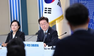 23일 서울 여의도 KBS 별관에서 열린 '부동산 정책 국민 대토론회'에서 이재명 대통령이 참석자의 발언을 경청하고 있다. / 사진 = 뉴스
