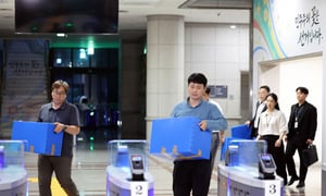 검경 합동수사본부 관계자들이 지난 23일 경기 과천시 중앙선거관리위원회에 대한 압수수색을 실시한 뒤 압수한 자료를 들고 나오고 있다. /사진=뉴스