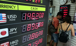  엔화 대비 원화 환율이 2024년 11월 21일 이후 1년 8개월 만에 800원대로 내려갔다. 24일 서울 중구 명동의 환전소 전광판에 100엔당 896원이란 환전비율이 표시돼 있다. / 사진=뉴스