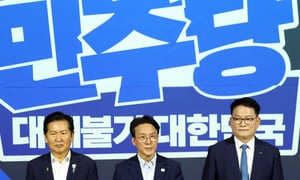  더불어민주당 8·17 전당대회 당 대표 본경선에 진출한 정청래(왼쪽부터), 김민석, 송영길 후보가 23일 여의도 국회의원회관에서 열린 예비경선 결과 발표에 참석해 있다. /사진=뉴시스