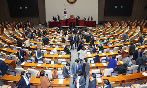 지난해 12월24일 서울 여의도 국회에서 허위조작 정보의 유통을 처벌하는 정보통신망법 개정안이 통과된 뒤 국회의원들이 본회의장을 나서고 있다. 당시 '사실적시 명예훼손죄'의 폐지 여부도 검토됐지만 최종안에 반영되지 않았다./사진=뉴스