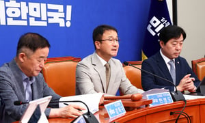  한병도(가운데) 더불어민주당 당 대표 직무대행 겸 원내대표가 27일 오전 국회에서 열린 최고위원회의에서 필리버스터와 패스트 트랙 제도의 손질 필요성을 강조하고 있다/ 사진=뉴시스