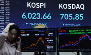 28일 오후 서울 영등포구 한국거래소 전광판에 전날보다 10.84% 폭락한 코스피, 7.72% 내린 코스닥 지수가 표시돼 있다. 이날 장중 한때 코스피는 6,000선, 코스닥은 700선이 깨지기도 했다. / 사진=뉴스