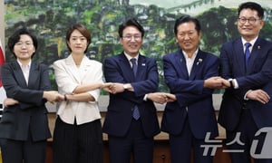 더불어민주당 당권에 도전한 김보미(왼쪽부터)·고민정·김민석·정청래·송영길 후보가 21일 서울 중구 서울시의회에서 열린 당대표 후보자 초청 간담회에 앞서 기념촬영을 하고 있다. 이들중 686세대인 김민석·정·송 후보가 본경선에 진출했다./사진=뉴스