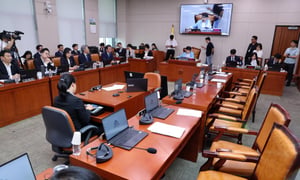 지난 29일 서울 여의도 국회에서 형사소송법 개정안 처리를 위한 법제사법위원회 전체회의가 열리고 있다. 개정안 처리에 항의하며 퇴장한 국민의힘 의원들 자리도 보이고 있다./사진=뉴시스