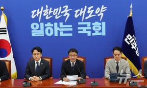 더불어민주당 한병도(가운데) 당 대표 직무대행 겸 원내대표가 지난달 31일 오후 국회에서 기자간담회를 갖고 최길수 변호사를 청와대 특별감찰관 후보로 추천한다고 발표하고 있다./사진=뉴스 