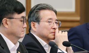 김용범 청와대 정책실장이 지난 4일 국무회의에 참석해 참석자 발언을 듣고 있다. 증시 변동성을 부추겼다고 지적받는 '레버리지 ETF' 도입에 대해 정책실과 금융 당국의 경위 설명, 사과 등이 필요하다는 목소리가 커지고 있다./사진=뉴시스