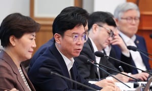 4일 청와대에서 열린 국무회의에서 김영훈 고용노동부 장관이 발언하고 있다. 이날 김 장관은 보험 설계사, 학습지 교사, 배달 라이더, 골프장 캐디 등을 폭넓게 근로자로 인정하는 '근로자 추정제'를 연내에 도입하겠다고 이재명 대통령에게 보고했다. / 사진= 뉴스