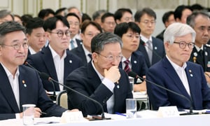 윤호중(왼쪽) 행정안전부 장관과 정성호 법무부 장관(가운데)이 5일 청와대에서 열린 부처 업무 보고에서 이재명 대통령의 발언을 듣고 있다./사진=뉴시스