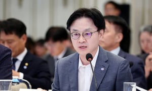 김정관 산업통상부 장관이 지난 4일 청와대 영빈관에서 열린 부처 업무보고에서 보고를 하고 있다./사진=뉴시스
