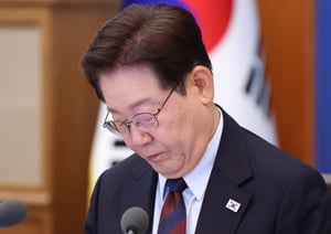 이재명 대통령이 지난  26일 청와대에서 열린 제23회 국무회의 겸 제10차 비상경제점검회의에서 정부 출범 1주년 성과자료집을 살펴보고 있다. /사진=뉴스