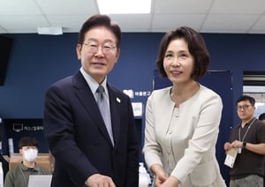 이재명 대통령과 김혜경 여사가 제9회 전국동시지방선거 사전투표 첫날인 29일 서울 삼청동 주민센터에 마련된 사전투표소에서 투표하고 있다. /사진=뉴스