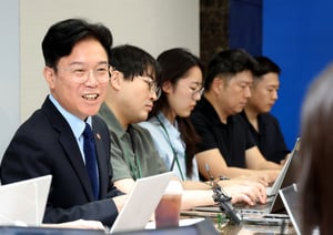 최근 삼성전자 노사 갈등에서 촉발된 대기업 초과이윤 재분배 논란이 정치권과 산업계 전반으로 들불처럼 번지고 있다. 사진은 김영훈 고용노동부 장관이 27일 세종시 정부세종청사 고용노동부 기자실에서 열린 출입기자단 차담회에서 발언하고 있는 모습. /사진=뉴스