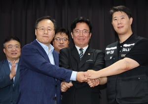 지난달 20일 경기 수원시 경기고용노동청에서 열린 삼성전자 임금협상을 마친 후 여명구 삼성전자 DS 피플팀장(왼쪽부터)과 김영훈 고용노동부 장관, 최승호 삼성 초기업노동조합 삼성전자지부 위원장이 잠정 합의한에 서명한 후 손을 맞잡고 있다./사진=뉴스 