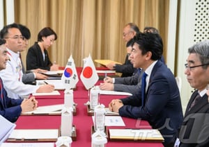 안규백 국방부 장관(왼쪽)이 지난달 30일 싱가포르에서 열린 제23차 아시아안보회의에서 고이즈미 신지로 일본 방위상을 만나 회담하고 있다. /뉴스