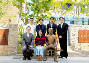 무신사는 지난 5월 박종철 열사 관련 논란에서 진정성 있는 사과의 정석을 보여줬다. 무신사 창업자인 조만호 대표와 조남성 대표 등 임직원 대표단이 지난달 22일 (사)박종철기념사업회에서 운영하는 서울 관악구 소재 '박종철센터'를 찾았다. /사진=무신사
