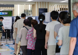 제9회 전국동시지방선거 및 국회의원 재·보궐선거일인 3일 서울 강남구 강남구청에 마련된 삼성2동 제5투표소에서 시민들이 투표를 하기 위해 줄을 서 있다. /사진= 뉴스