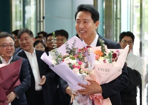  오세훈 서울시장 당선인이 4일 오전 서울시청 로비에서 직원들이 준비해 준 꽃다발을 받고 기뻐하고 있다. /사진=뉴스