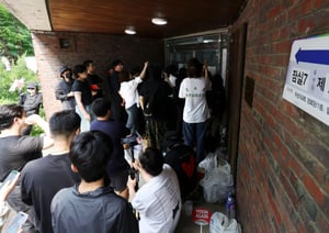 6·3 지방선거에서 투표용지 부족 사태를 겪은 서울 송파구 잠실7동 제2투표소 앞에 4일 시민들이 모여 부정선거 구호를 외치고 있다./사진=뉴시스