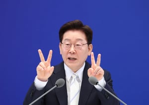   이재명 대통령이 8일 청와대 영빈관에서 열린 취임 1주년 기자회견에서 취재진 질문에 답변하고 있다. /사진=뉴스