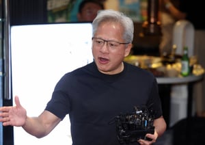 젠슨 황 엔비디아 최고경영자(CEO)가 지난 5일 서울 마포구 홍대 인근의 한 고깃집에서 최태원 SK그룹 회장과 구광모 LG그룹 회장, 이해진 네이버 의장과 이른바 '삼소(삼겹살·소주) 회동' 도중 밖으로 나와 취재진 질문에 답하고 있다. /사진=뉴시스