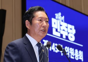   정청래 더불어민주당 대표가 11일 국회에서 열린 의원총회에서 발언하고 있다. 이날 의총에서는 비공개 전환 후 친이재명계를 중심으로 정 대표를 향한 사퇴 요구가 쏟아져 나왔다./사진=뉴스