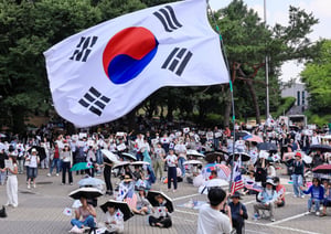 제9회 전국동시지방선거 투표용지 부족 사태를 규탄하며 재선거를 요구하는 집회가 계속되는 10일 서울 송파구 올림픽공원 핸드볼경기장 개표소 앞에 시민들이 모여 재선거를 요구하는 구호를 외치고 있다./ 사진=뉴스1 