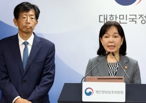 송경희 개인정보위 위원장이 11일 쿠팡 제재 방안을 밝히고 있다. 과징금 6247억원은 세계적으로도 유례를 찾기 힘든 액수다./사진=뉴스1 