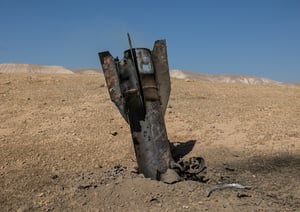 지난 6월 8일 이란이 이스라엘로 발사한 장거리 미사일 불발탄이 팔레스타인 자치지역 서안지구에 추락한 모습. 아무런 전략적 이득도 확보하지 못한 채 인명과 물질적, 전략적 손실만 남긴 미국-이란 전쟁을 상징하는 모습이다. /로이터=뉴스