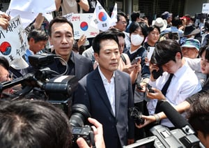 장동혁 국민의힘 대표가 16일 올림픽공원을 찾아 시위대를 격려하고 있다. 여야는 이날 국민의힘이 위원장을 맡는 국정조사 계획안에 합의했다./사진=뉴스