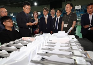 노태악(오른쪽 다섯번째) 중앙선거관리위원장이 지방선거를 하루 앞둔 지난 2일 인천 남동체육관에 마련된 개표소를 찾아 개표준비 상황을 점검하고 있다./사진=뉴시스