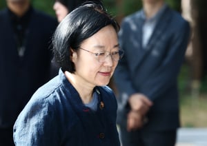   한성숙 국무총리 후보자가 18일 오전 서울 종로구 금융감독원 연수원에 마련된 인사청문회 준비 사무실로 들어가고 있다./사진=뉴스