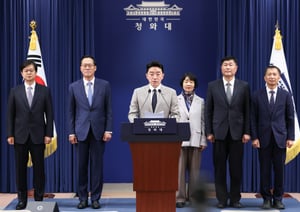   강훈식 대통령비서실장이 21일 청와대 춘추관에서 수석비서관급 인선 발표를 하고 있다. 왼쪽부터 성기홍 홍보소통수석비서관, 한찬식 민정수석비서관, 강 비서실장, 김경자 사회수석비서관, 강건작 국가안보실 제1차장, 송기호 국가안보실 제3차장./사진=뉴스1 