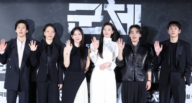 지난달 6일 오전 서울 용산 CGV에서 열린 영화 '군체' 제작보고회에서 포토타임 때 배우들이 포즈를 취하고 있다. 왼쪽부터 고수, 김신록, 신현빈, 전지현, 구교환, 지창욱. /사진=뉴시스