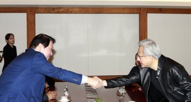 젠슨 황의 선택…SKT, '엔비디아 동맹'으로 클라우드 시장 선점