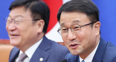 웃으며 악수한 한병도-정점식…민주당·국힘, 법사위원장 배분 '기싸움'