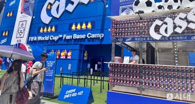 [현장]"카스!" 외치자 축제가…강남 월드컵 팝업 가보니
