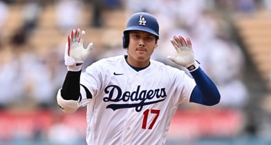 메이저리그(MLB) 올스타전에 슈퍼스타들이 대거 불참한다. 사진은 지난 12일(현지시각) 미국 캘리포니아주 로스앤젤레스 다저스타디움에서 LA다저스 오타니 쇼헤이가 경기 1회 초 솔로 홈런을 친 후 기뻐한 모습. /로이터=뉴스