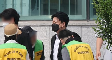 음주운전 혐의로 구속된 이후 가석방된 가수 김호중이 팬들을 향해 직접 심경 글을 남겼다.사진은 지난 6월 경기 여주시 소망교도소에서 가석방으로 출소한 가수 김호중. /사진=뉴시스