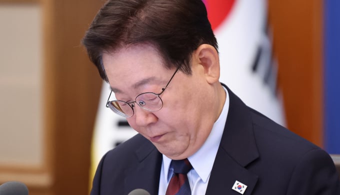 이재명 대통령이 지난  26일 청와대에서 열린 제23회 국무회의 겸 제10차 비상경제점검회의에서 정부 출범 1주년 성과자료집을 살펴보고 있다. /사진=뉴스