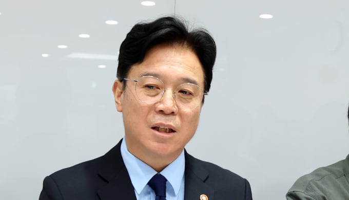김영훈 노동장관 "정부가 대기업 이윤 뺏어 나눠준단 건 억측" 논란 진화