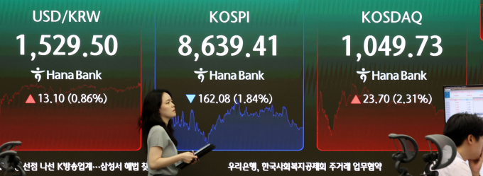 지난 4일 오후 서울 중구 하나은행 본점 딜링룸 전광판에 원·달러 환율과 주식시장의 마감 시황이 표시되고 있다. 사진=뉴시스