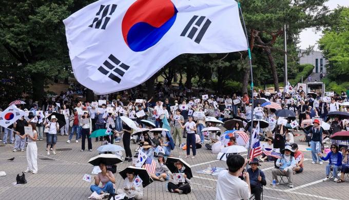 제9회 전국동시지방선거 투표용지 부족 사태를 규탄하며 재선거를 요구하는 집회가 계속되는 10일 서울 송파구 올림픽공원 핸드볼경기장 개표소 앞에 시민들이 모여 재선거를 요구하는 구호를 외치고 있다./ 사진=뉴스1 