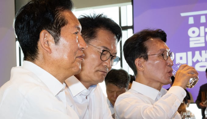   더불어민주당 당권주자인 정청래, 송영길, 김민석(왼쪽부터) 의원이 3일 서울 용산구 서울드래곤시티에서 열린 22대 후반기 국회 대비 의원 워크숍에 참석해 나란히 앉아 있다./사진=뉴스
