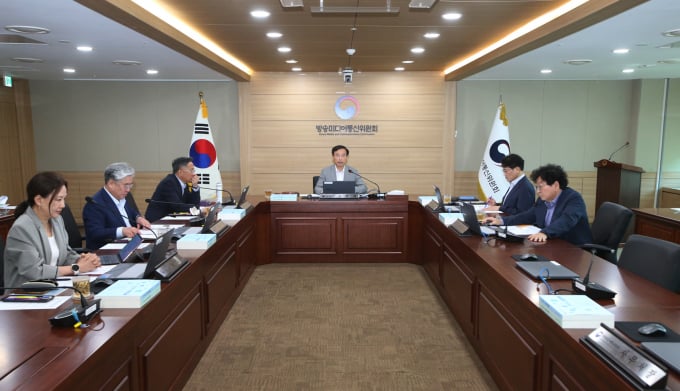 방송미디어통신위원회는 공영방송 이사 임명과 관련해 결격사유가 명확히 확인되지 않은 후보자는 자동 임명하고 추후 사유가 확인되면 당연퇴직 처리하기로 결정했다./사진=뉴스