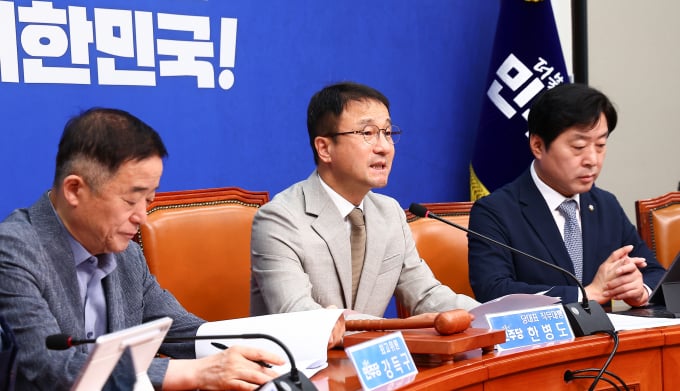  한병도(가운데) 더불어민주당 당 대표 직무대행 겸 원내대표가 27일 오전 국회에서 열린 최고위원회의에서 필리버스터와 패스트 트랙 제도의 손질 필요성을 강조하고 있다/ 사진=뉴시스