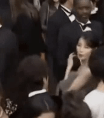 [영상] "앗, 실수였어"… 아이유, '칸'서 어깨빵을?