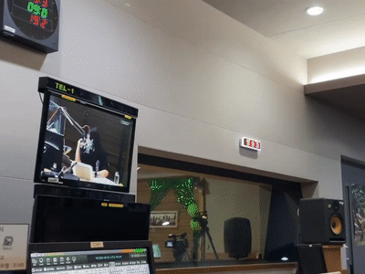[영상]"끊고 나오라고요?"… 윤도현, 라디오 생방송 중 해프닝