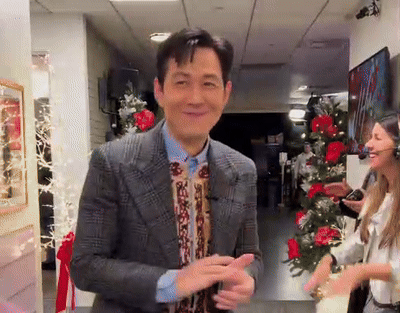 [영상] "안녕하세요 이정재"… 미국 토크쇼 스태프 응원에 춤까지?